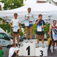 Bild Die Siegerehrung der Männer nach dem Hauptlauf des 18. Stadtlaufes. Gewinner war Leonid Rybke aus der Ukraine.